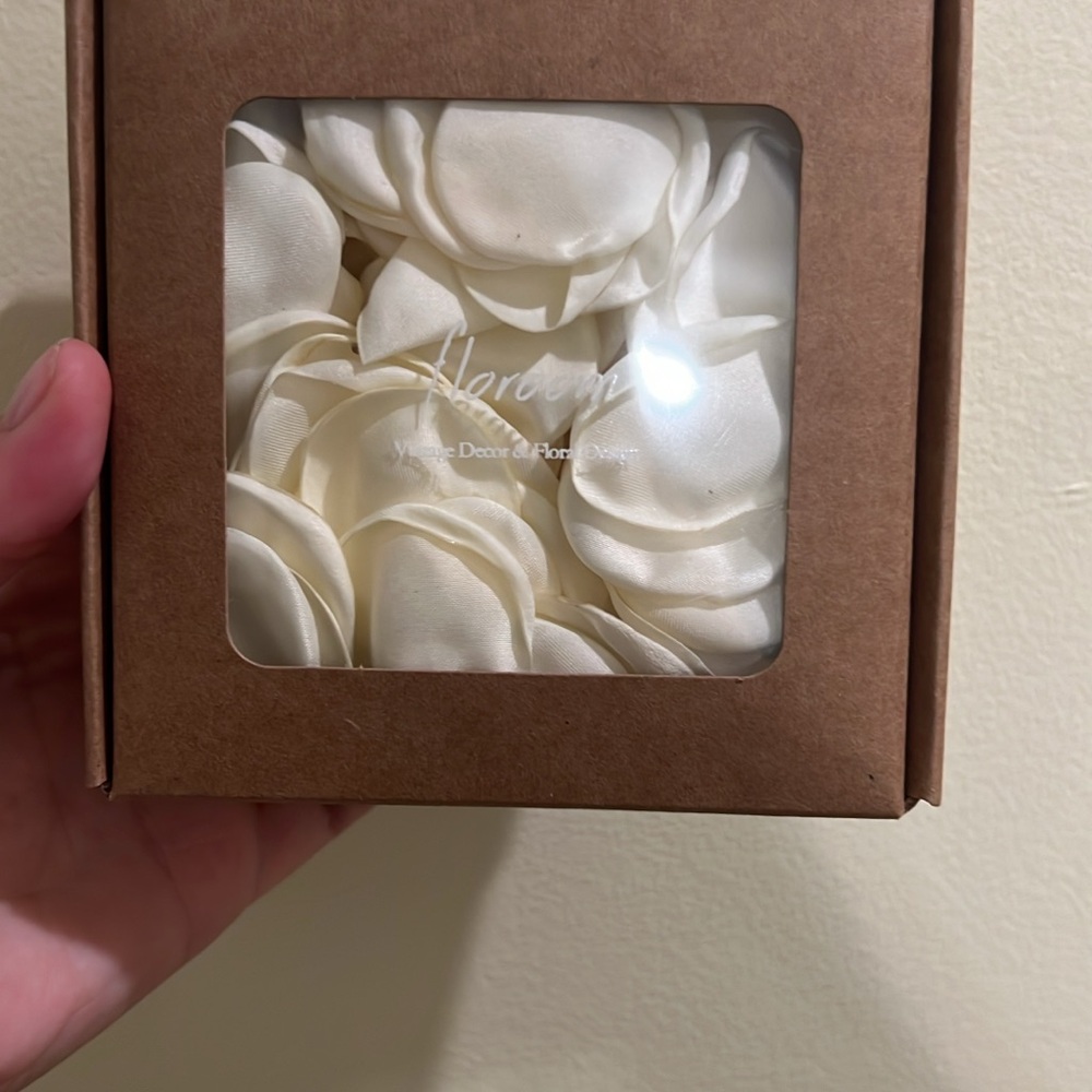 Florensi White Silk Rose Petals